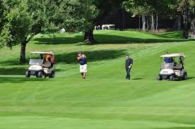 golfers playing
